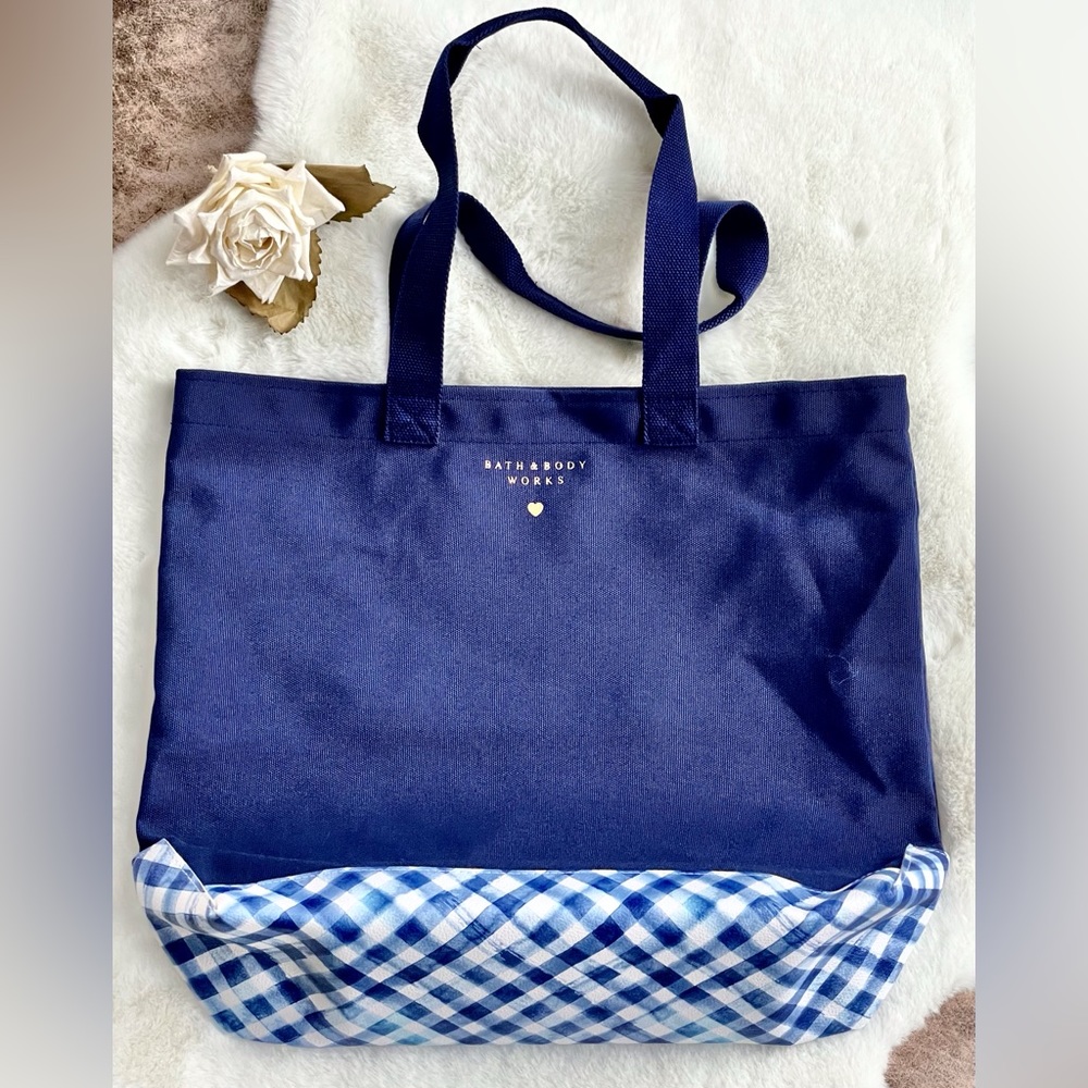 New with tag BATH& BODY WORKS STURDY CANVAS BAG with Vinyl BOTTOM BLUE w/white